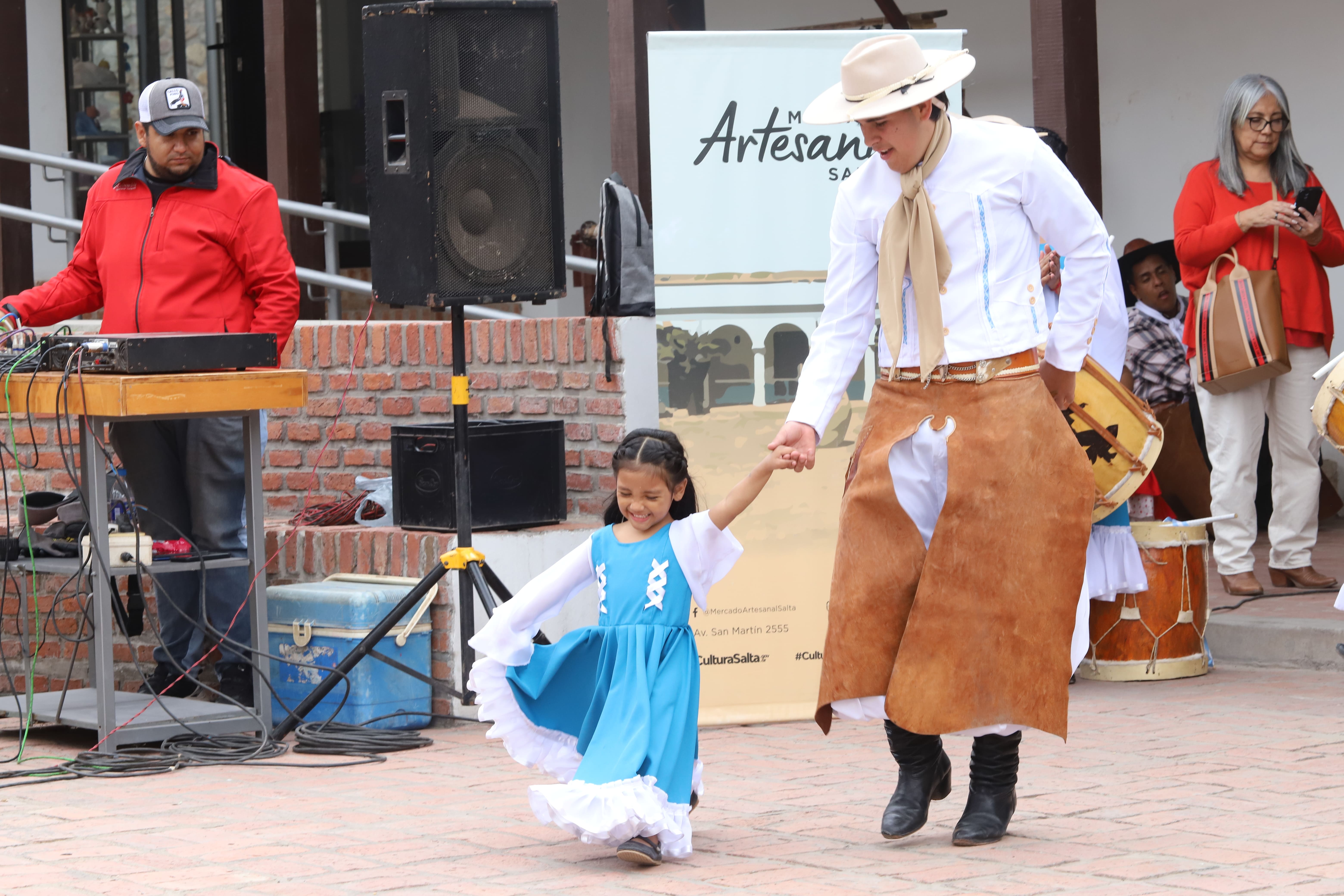 Las Lajitas presentó su arte y cultura en el Mercado Artesanal de Salta